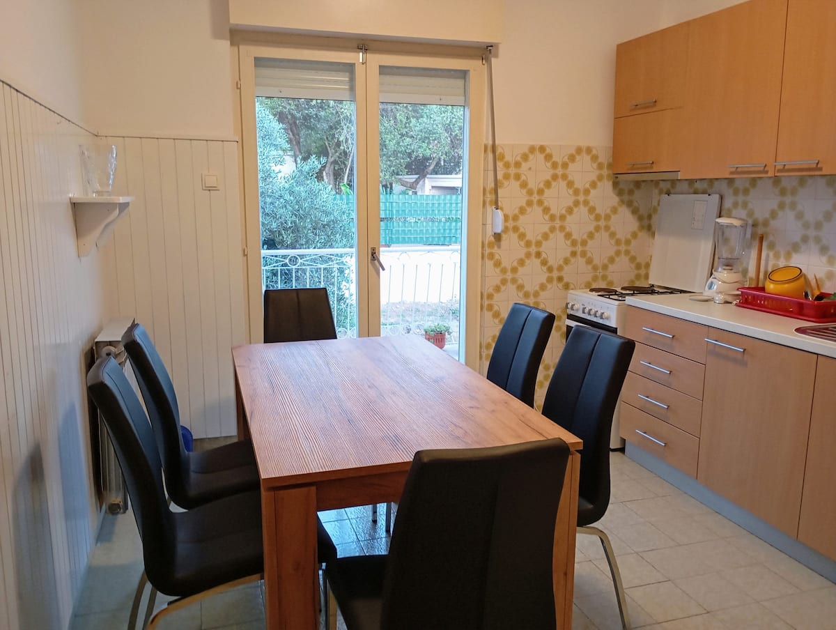 Blagovaonica s izlazom na balkon